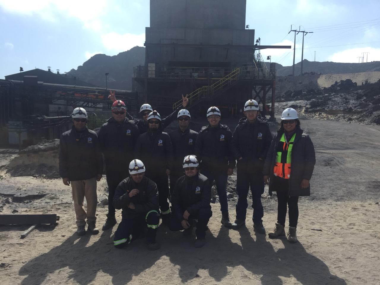 Equipo de terreno de AMS en faena
